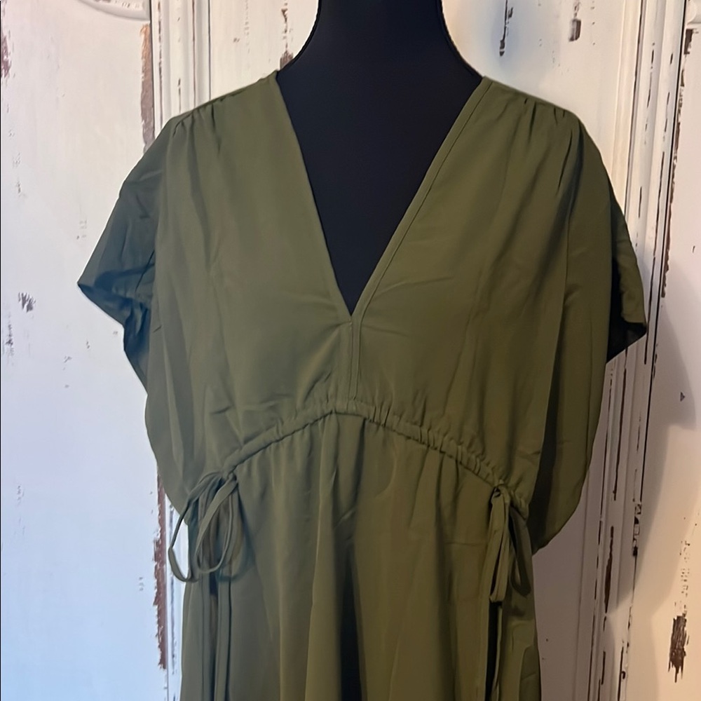 Green Ruched Midi Sundress with Dolman Sleeves - Picture 2 of 8